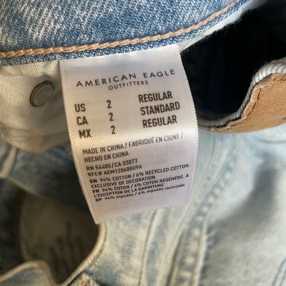 American Eagle Light Wash Baggy Mom Jeans - Picture 3 of 4